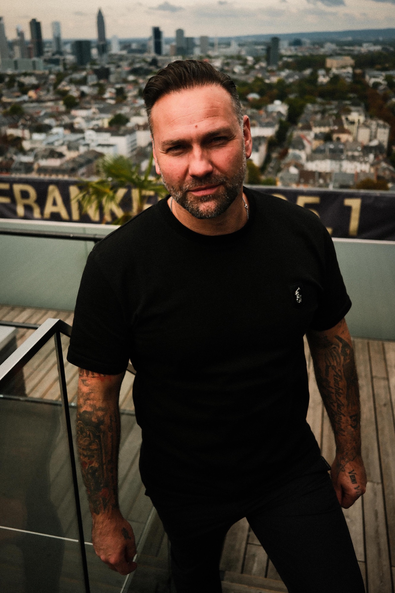 Julian Strehle vor der Frankfurter Skyline