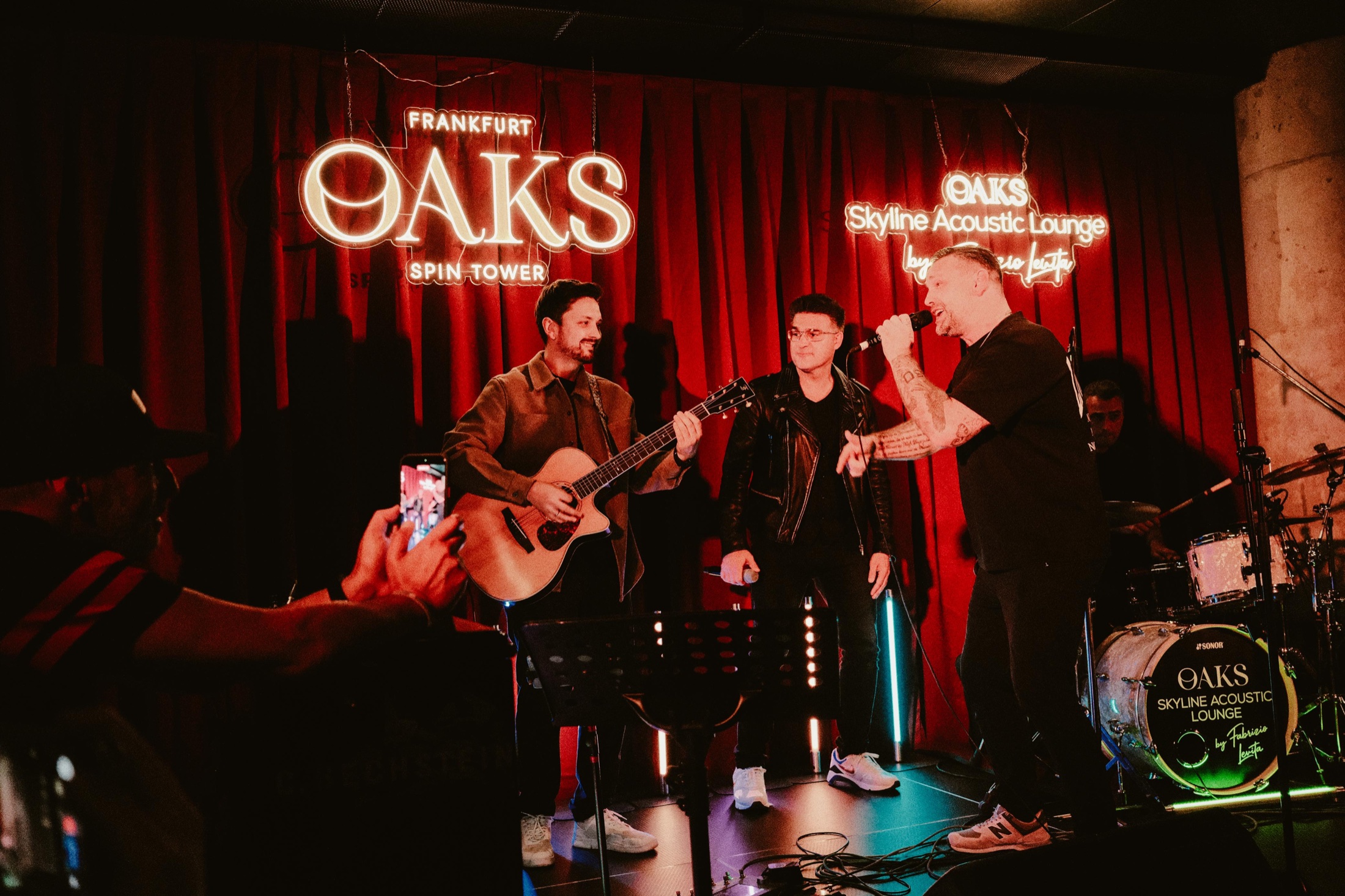 Julian Strehle live bei der OAKS Skyline Acoustic Lounge